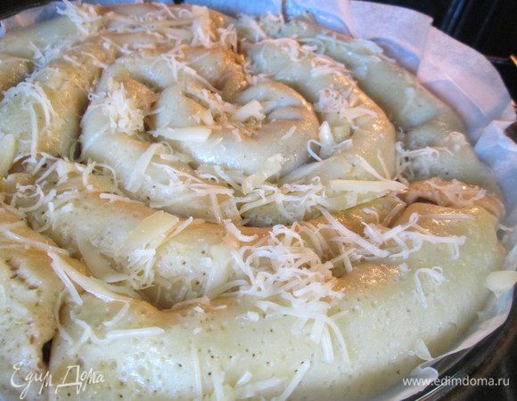 Ставим в духовку, нагретую до 200°С на 15 минут, затем посыпаем тертым сыром и продолжаем запекаться еще 5 минут.