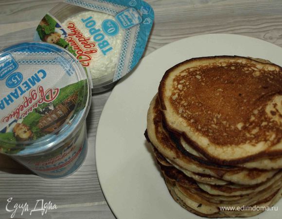 Подавать со сметаной и творогом.