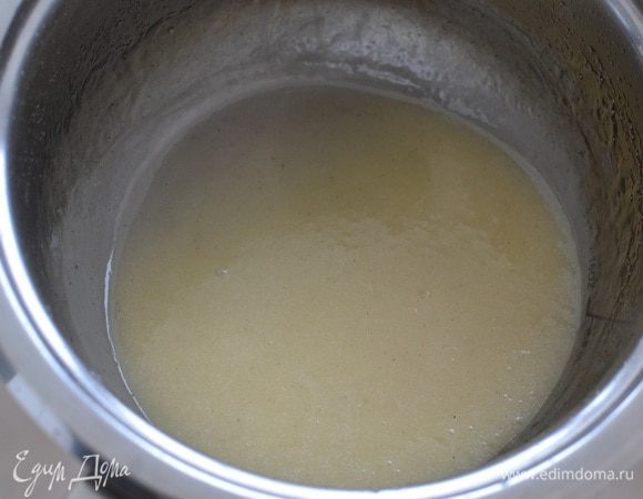 Снять карамель с огня и добавить масло «Домик в деревне», взбивая смесь венчиком.