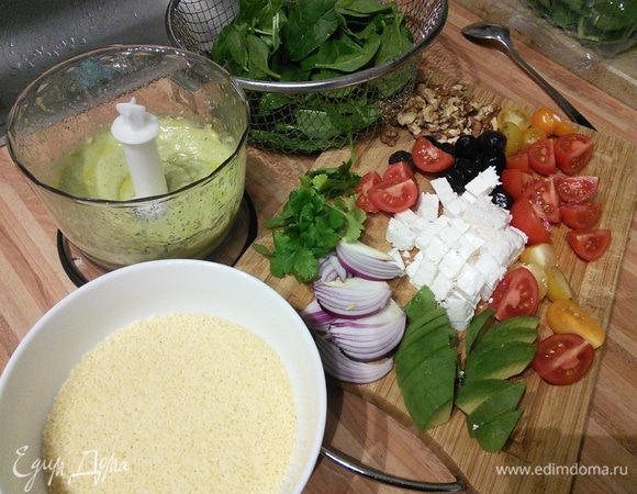 Пока обжаривается мясо, залить кускус крутым кипятком, накрыть и оставить на 5 мин. набухнуть. Цукини натереть на крупной терке. Помидоры порезать на половинки. Фету раскрошить, орехи крупно порубить. Лук и авокадо нарезать. 