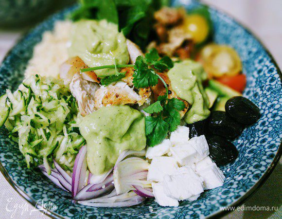 Я подавала в большой пиале. Раскладывала продукты кучками, так красивее смотрится. 