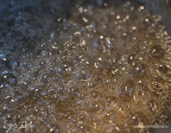 В широкой кастрюле смешать сахар с водой, варить на среднем огне