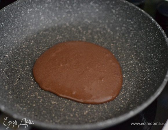 Разогреть сухую сковороду с антипригарным покрытием на среднем огне. Жарить оладьи 1 — 2 минуты, пока на поверхности не появятся пузырьки, перевернуть и жарить еще минуту с другой стороны. Повторить с оставшимся тестом.
