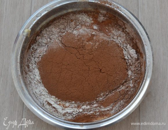 В отдельной миске просеить муку, какао, разрыхлитель, соль. Затем мучную смесь добавить в тесто, перемешать до однородного состояния.