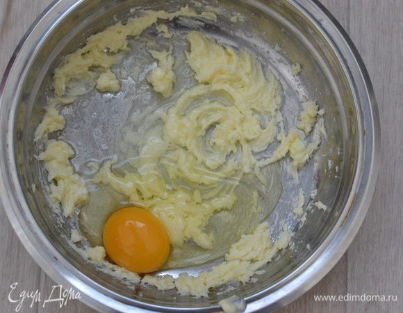 Масло взбить с сахаром, добавить яйцо, взбить так же.