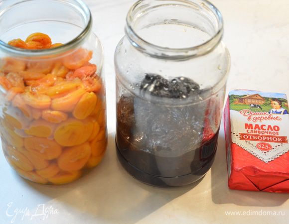 Курагу и чернослив хорошо промыть. Замочить в кипятке на пару часов, а лучше на ночь: 400 г кураги и 250 мл воды, 200 г чернослива и 130 мл воды.