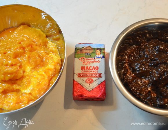 Измельчить в блендере или комбайне по отдельности курагу и чернослив. При необходимости добавить воды, но не переборщить: масса должна быть очень густой.