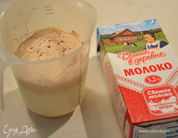 Опара: в теплое молоко добавить сахар, дрожжи, перемешать и остваить на 5 — 10 минут.