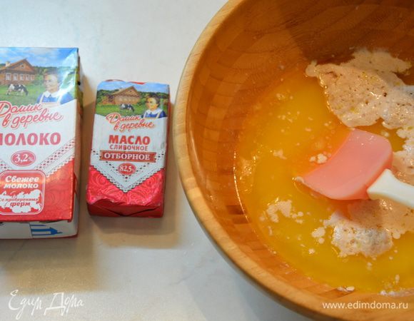 Растопить сливочное масло, влить опару.