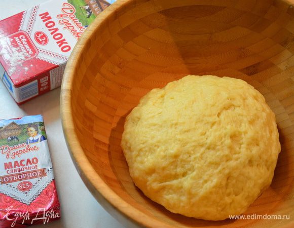 Добавить просеянную муку с солью, скатать в шар. Сперва взять 600 г муки, затем подсыпать по необходимости. Накрыть полотенцем и дать отдохнуть 20 минут.