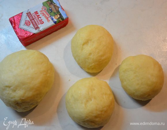 Разделить тесто на 4 части: 1 побольше и 3 одинаковые.