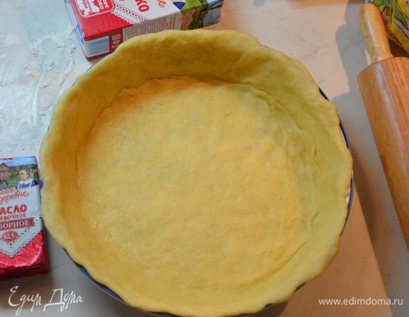 Большую часть раскатать в круг, выложить в форму, смазанную маслом.