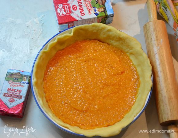 Выложить ровным слоем половину кураги.