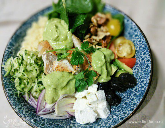 Соус в нескольких местах разложила, остальной подавала отдельно. Кто захочет, сам возьмет. Такой соус можно использовать в обычных салатах, он шелковистый и очень вкусный. 