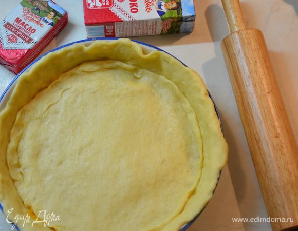 Раскатать вторую часть теста в круг и накрыть сверху.