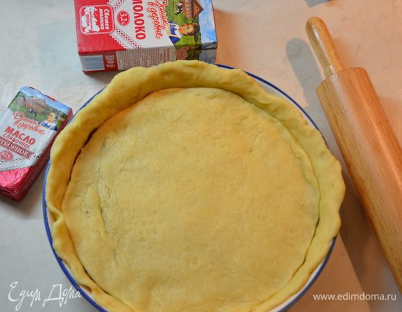 Третью часть раскатать в круг и выложить сверху.