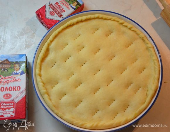 Раскатать последний круг и накрыть им пирог. Защипать края, местами проткнуть пирог вилкой.