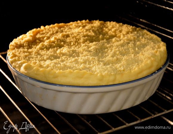 Крошка: очень холодное масло натереть на терке, смешать с мукой и сахаром. Тщательно растереть в крошку. Выпекать пирог в разогретой духовке при 70 г 30 минут. Далее посыпать крошкой и выпекать еще 30 минут при 200 г.