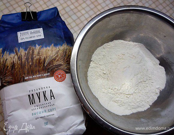 Для блинчиков в чашку насыпаем муку «Рязаночка», добавляем щепотку соли и разрыхлитель.