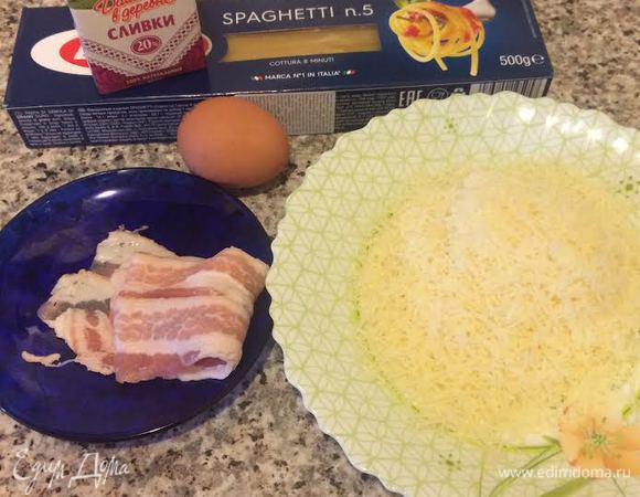 Сыр натереть на мелкой терке. Бекон мелко нарезать.