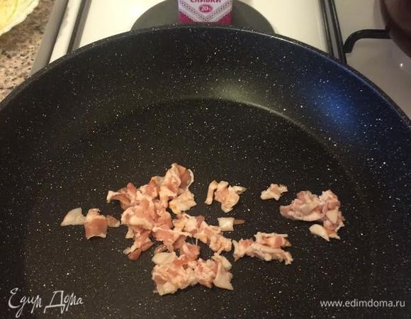 Бекон поджарить на сковороде.