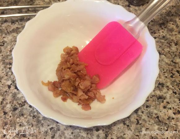 Затем переложить на тарелку, а сковороду с остатками жира от бекона сохранить.