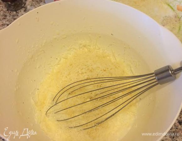 Затем добавить сыр, черный перец и еще раз хорошо перемешать.