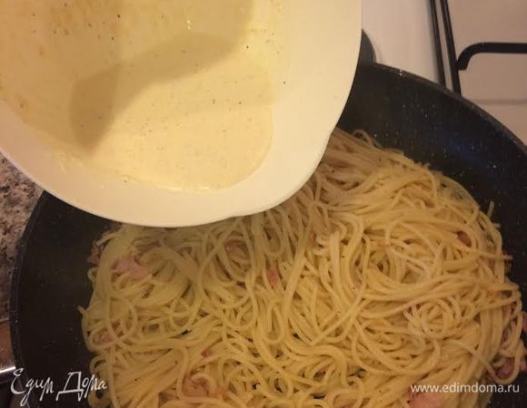 Снять с огня, добавить соус и очень быстро перемешать.