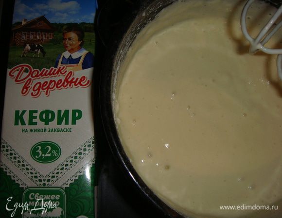 Частями всыпать муку и взбивать миксером, чтобы не было комочков. В крутой кипяток всыпать соду, быстро перемешать и вылить тонкой струйкой в тесто, постоянно взбивая. Оставить тесто на 5 минут.