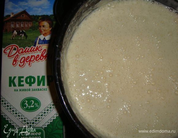 Влить в тесто подсолнечное масло и оставить еще на 10 минут.