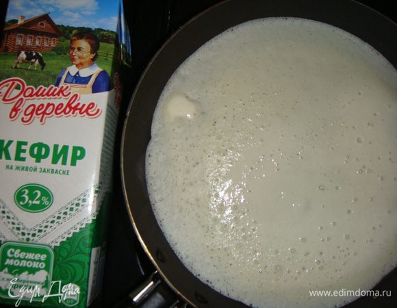 Жарить блинчики на раскаленной сковороде без масла с двух сторон. Смазывать каждый блинчик сливочным маслом, пока он горячий.