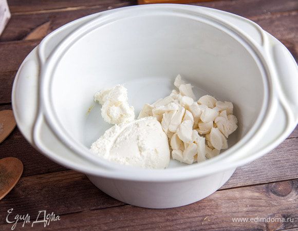 Смешать творожный сыр с моцареллой.