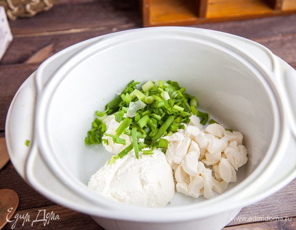 Добавить зеленый лук.