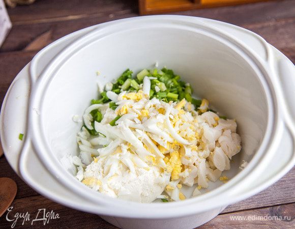 Добавить отварное яйцо.