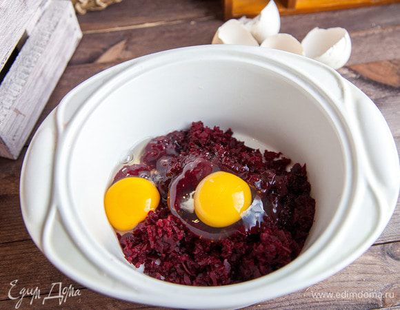  Смешать с яйцами.