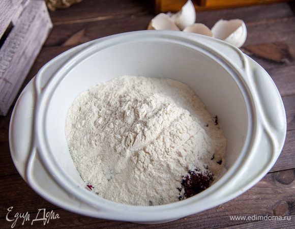 Добавить масло и муку.