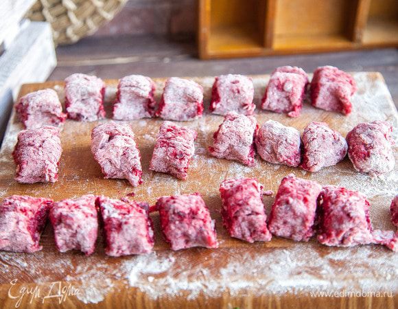 Полученное тесто делим на кусочки.