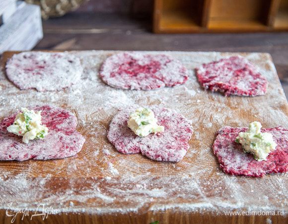 Раскатываем пласты. Кладем начинку на все равиоли. 