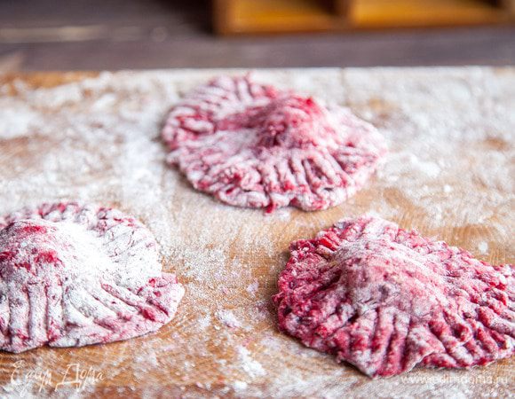 Накрываем сверху еще одним пластом теста.