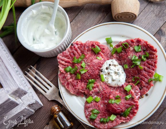 Отварить получившиеся равиоли в подсоленной кипящей воде 5 мин. Подать с зеленым луком.