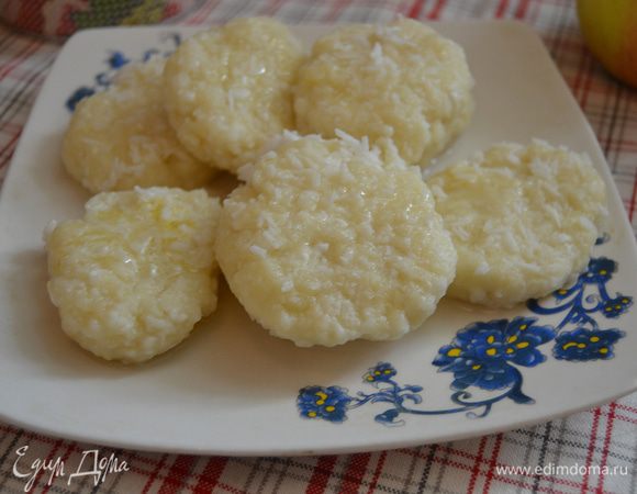 Ленивые вареники полить сливочным маслом или просто положить кусочек масла на каждый вареник.