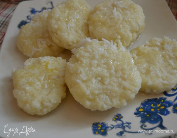 Отвариваем вареники в подсоленной воде, достаточно 3 — 5 минут после закипания. Вынимаем шумовкой и подаем к столу.