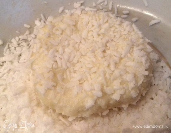 Формируем вареники: от общей массы теста отщипываем кусочек, скатываем его шариком и расплющиваем в «монетку», толщиной 1 см. Каждый вареник обваливаем в кокосовой стружке, немного прижимая, чтобы она налипла на тесто. Из этого количества теста у меня получилось 18 вареников.