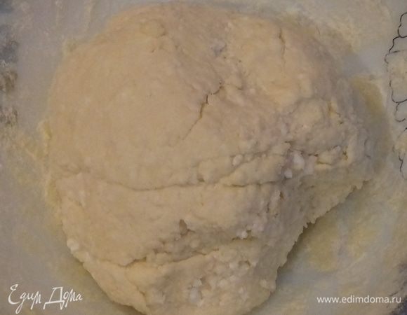 Вымесить тесто. Оно должно получиться немного липким.