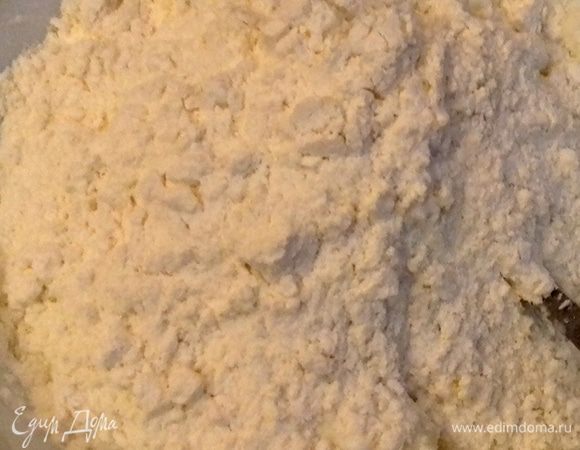 Муку просеять и всыпать к остальным ингредиентам.