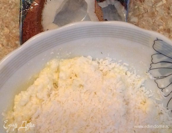 Всыпать в будущее тесто кокосовую стружку, размешать, дать постоять минут 10.