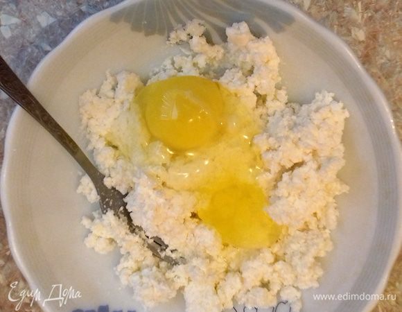 Вбить в эту массу яйцо, размешать, добавить сметану и снова размешать до однородной массы.