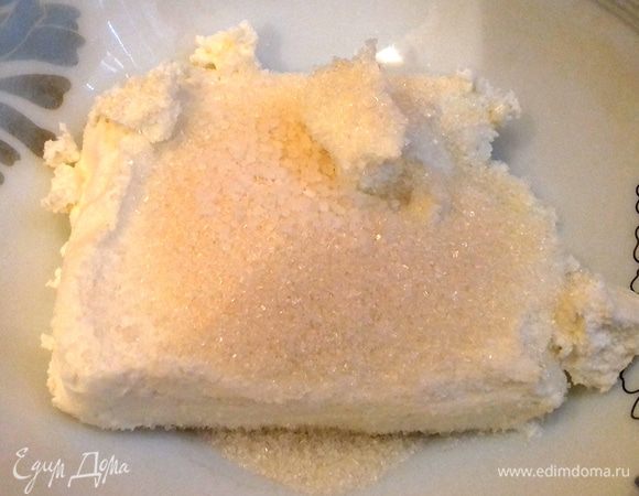 Творог размешать с сахаром и солью. Сладость можно регулировать,  добавив сахара побольше или поменьше.