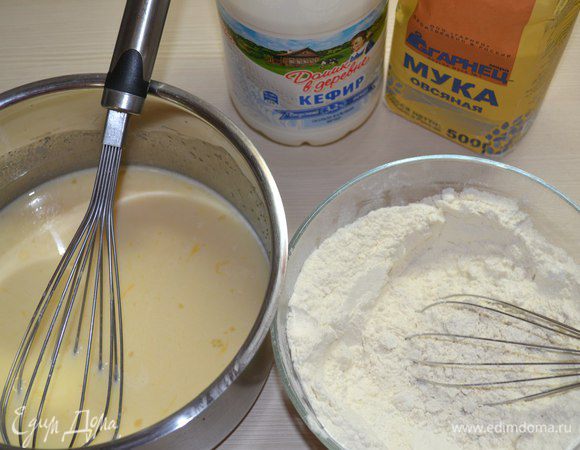 Отдельно смешать оба вида муки и разрыхлитель.