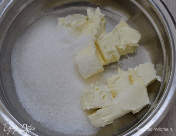 Сливочное масло «Домик в деревне» взбить в сахаром до бела.